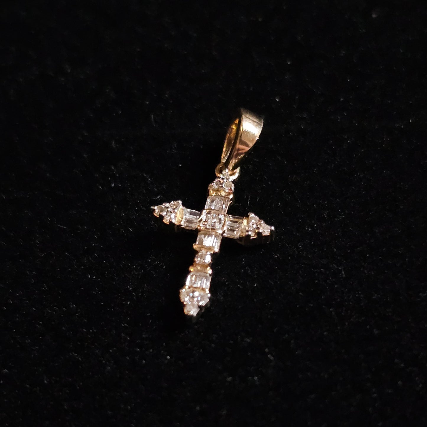 10k Bagguettes Diamond Cross